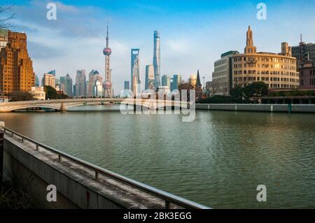 Blick entlang Suzhou Creek in Richtung Zhapu Straße Brücke mit Broadway Mansions und die Skyline von Pudong im Hintergrund. Stockfoto