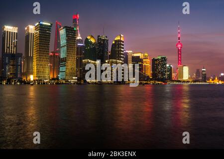 Die Skyline von Pudong in der Dämmerung mit dem Oriental Pearl Tower, Shanghai Tower und das Shanghai World Financial Center. Der Jinmao Tower kann nur gestellt werden Stockfoto