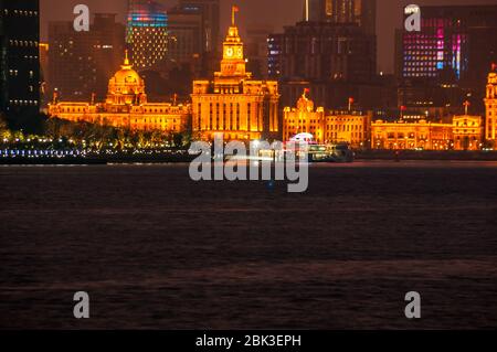 Die historische Architektur der Bund einschließlich der Custom House und ehemalige Hongkong und Shanghai Bank in der Nacht aus dem Norden Bund Bereich gesehen. Stockfoto