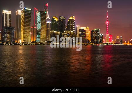 Die Skyline von Pudong bei Nacht mit dem Oriental Pearl Tower, Shanghai Tower und das Shanghai World Financial Center. Der Jinmao Tower kann nur sein, Mad Stockfoto