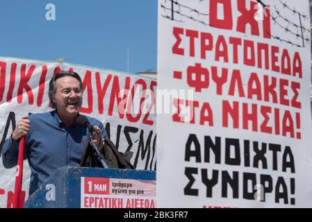 Athen, Griechenland. Mai 2020. Der renommierte Anwalt THANASIS KAMPAGIANNIS, einer der Anwälten der Anklage beim Prozess gegen die neonazi Golden Dawn Partei, hält eine Rede vor Demonstranten. Tausende gingen auf die Straße, um gegen die bevorstehende Austeritätspolitik aufgrund der Pandemie von Covid-19 zu protestieren, indem sie soziale Distanz praktizierten und Masken trugen. Quelle: Nikolas Georgiou/ZUMA Wire/Alamy Live News Stockfoto