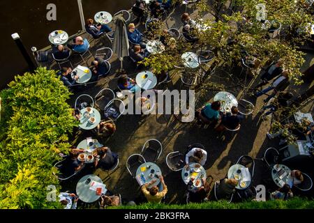 Gäste an Tischen im Freien auf der Terrasse des de Jaren Cafés, Amsterdam, Nord-Holland, Niederlande Stockfoto