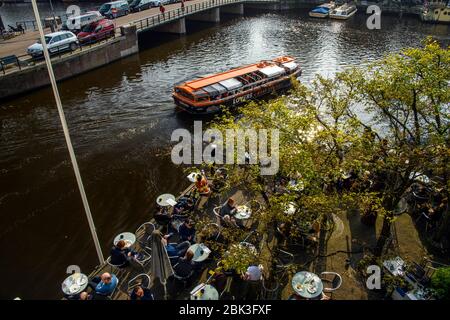 Gäste an Tischen im Freien auf der Terrasse des de Jaren Cafés, Amsterdam, Nord-Holland, Niederlande Stockfoto