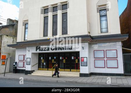 Dorchester, Dorset, Großbritannien. Mai 2020. Wetter in Großbritannien. Eine Frau geht während der Sperrung der Coronavirus-Pandemie am Shut Plaza Cinema im Dorchester in Dorset vorbei Bild: Graham Hunt/Alamy Live News Stockfoto