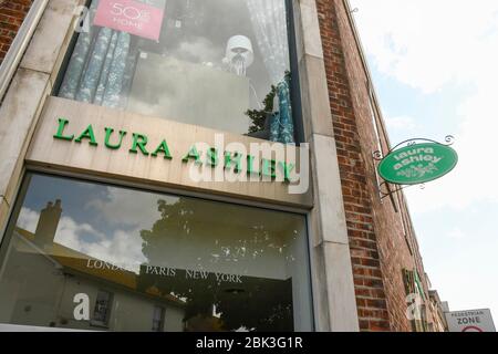 Dorchester, Dorset, Großbritannien. Mai 2020. Wetter in Großbritannien. Der geschlossene Laura Ashley-Laden im Dorchester in Dorset während der Sperrung der Coronavirus-Pandemie Bildquelle: Graham Hunt/Alamy Live News Stockfoto