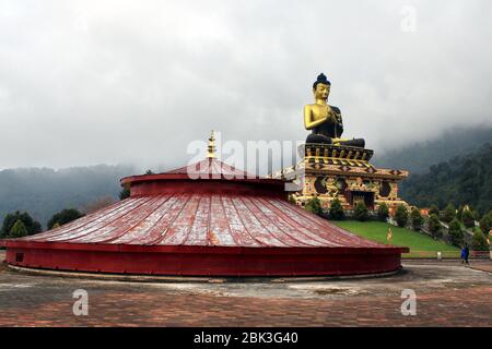 Buddha Park von Ravangla. Schöne riesige Statue von Lord Buddha, in Rabangla, Sikkim, Indien. Buddha-Statue von Gautama im Buddha Park von Ravangla. Stockfoto