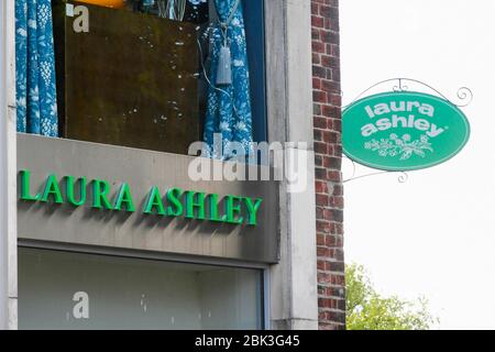 Dorchester, Dorset, Großbritannien. Mai 2020. Wetter in Großbritannien. Der geschlossene Laura Ashley-Laden im Dorchester in Dorset während der Sperrung der Coronavirus-Pandemie Bildquelle: Graham Hunt/Alamy Live News Stockfoto