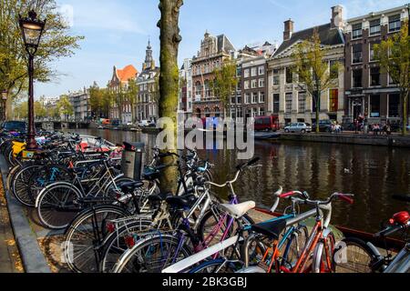 Geparkte Fahrräder, Amsterdam, Nordholland, Niederlande Stockfoto