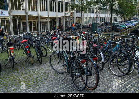 Geparkte Fahrräder, Amsterdam, Nordholland, Niederlande Stockfoto