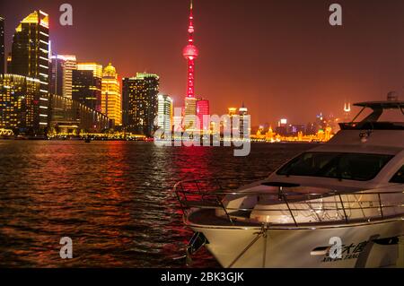 Die beleuchtete Skyline von Pudong hinter Xin Da Tang, eine Yacht günstig auf der North Bund Teil von Shanghai gesehen. Stockfoto