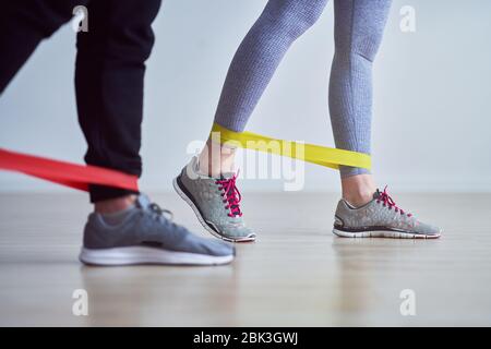 Frau mit ihrem persönlichen Fitness-Trainer Stockfoto