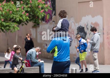 Roma, Italien. Mai 2020. Vater und Sohn gehen in der Nähe der Kantine Sant'Egidio (Foto: Matteo Nardone/Pacific Press) Quelle: Pacific Press Agency/Alamy Live News Stockfoto