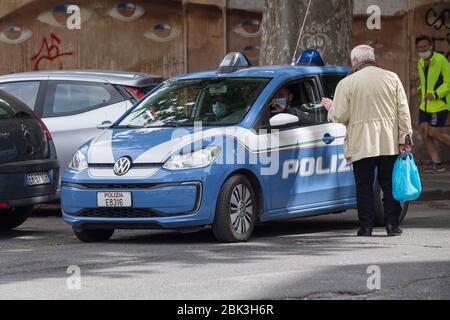 Roma, Italien. Mai 2020. Polizeikontrolle in der Nähe der Kantine Sant'Egidio (Foto: Matteo Nardone/Pacific Press) Quelle: Pacific Press Agency/Alamy Live News Stockfoto