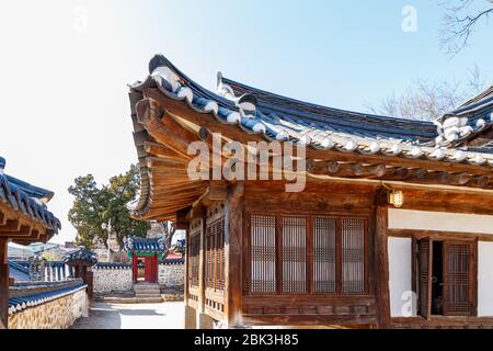 Traditionelle koreanische Architektur im Hanok Village. Traditionelles koreanisches Haus. Koreanische traditionelle Fenster oder Tür. Stockfoto