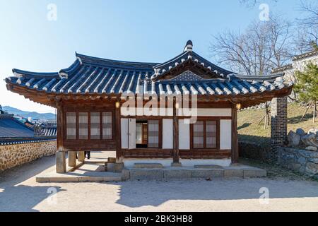 Traditionelle koreanische Architektur im Hanok Village. Traditionelles koreanisches Haus. Koreanische traditionelle Fenster oder Tür. Stockfoto