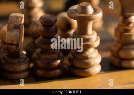 Schachfiguren auf Holz- Schachbrett Hintergrund Stockfoto
