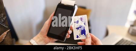 Nahaufnahme weibliche Hände halten Kreditkarte Leser Stockfoto