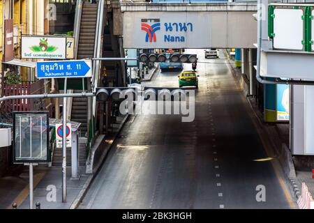 Sukhumvit Road und Nana BTS Station während der Covid 19 Pandemie, Bangkok, Thailand, verlassen Stockfoto