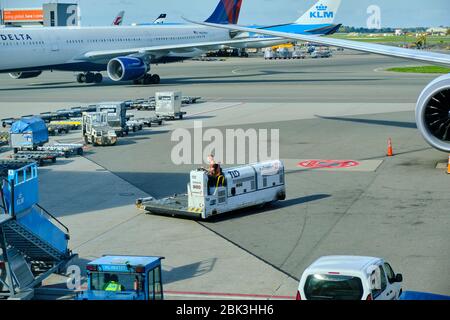 Amsterdam / Niederlande - 7. Oktober 2018: Airport-Gepäcktraktor am Flughafen Amsterdam Schiphol in Amsterdam, Niederlande Stockfoto