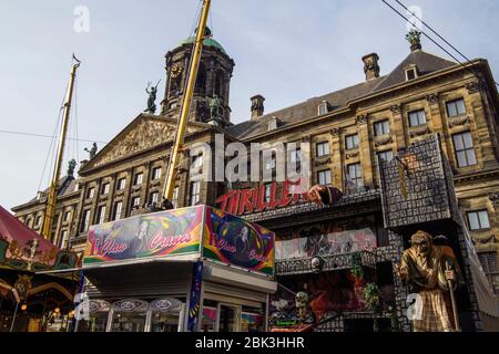 Dam Square Kirmes - Thrill Ride Strukturen gegenüber dem königlichen Palast, Amsterdam, Nord-Holland, Niederlande Stockfoto