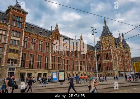 Amsterdam / Niederlande - 15. Oktober 2018: Amsterdam Centraal, Hauptbahnhof in Amsterdam, Hauptstadt der Niederlande Stockfoto