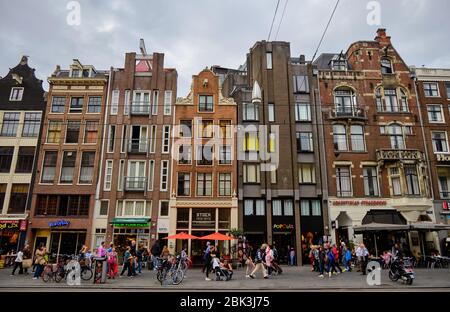 Amsterdam / Niederlande - 15. Oktober 2018: Bunte alte Gebäude in Amsterdam, der Hauptstadt der Niederlande Stockfoto