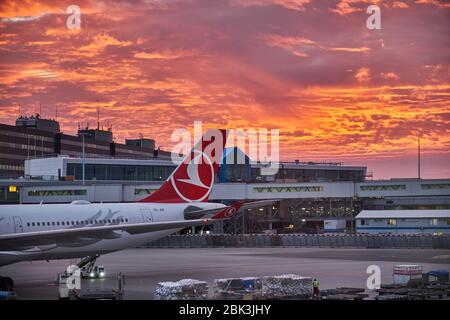 Amsterdam / Niederlande - 15. Oktober 2018: Lebendiger feuriger Sonnenuntergang über dem Flughafen Schiphol, dem wichtigsten internationalen Flughafen der Niederlande Stockfoto