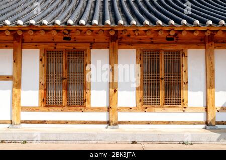 Gimpo-si Hanok Village, Gyeonggido, Korea – 14. Februar 2020. Traditionelle koreanische Architektur im Hanok Village. Traditionelles koreanisches Haus. Stockfoto