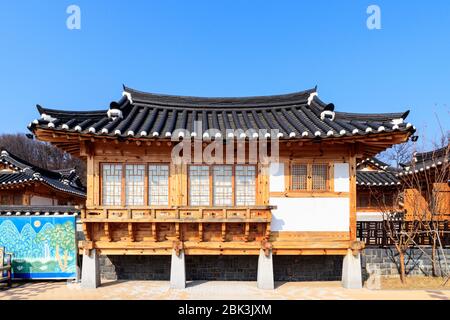 Gimpo-si Hanok Village, Gyeonggido, Korea – 14. Februar 2020. Traditionelle koreanische Architektur im Hanok Village. Traditionelles koreanisches Haus. Stockfoto