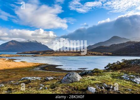 Liathach Gebirge in der Ferne über Upper Loch Torridon. Torridon, Wester Ross, Northern Highlands, Schottland. Stockfoto