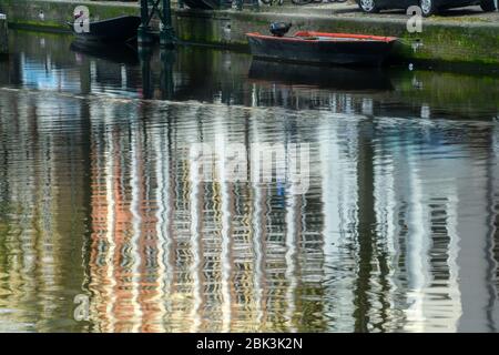 Kanalreflexionen- Herbst- im Universitätsviertel, Amsterdam, Nordholland, Niederlande Stockfoto