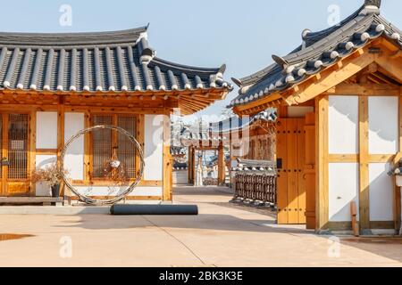 Gimpo-si Hanok Village, Gyeonggido, Korea – 14. Februar 2020. Traditionelle koreanische Architektur im Hanok Village. Traditionelles koreanisches Haus. Stockfoto