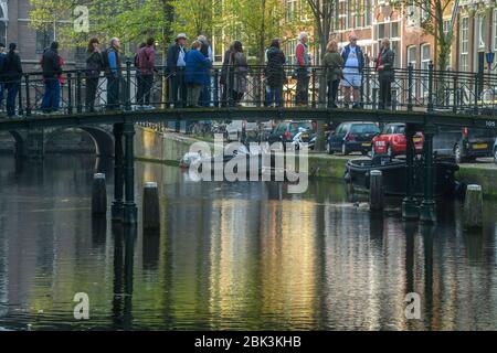 Kanalreflexionen- Herbst- im Universitätsviertel, Amsterdam, Nordholland, Niederlande Stockfoto