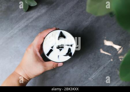 Milch mit Gelee, Gelée Milch Tee in der Draufsicht Stockfoto