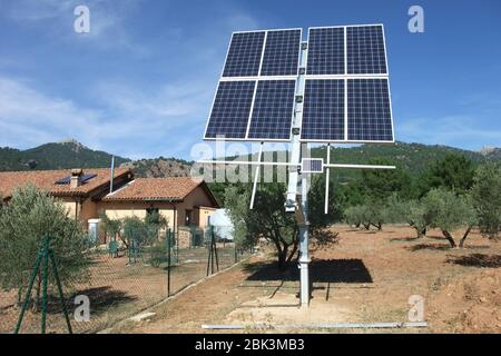 Solarpaneele, die Energie für Eco House liefern, eine neu gebaute freistehende Privatwohnung in Riopar, Albacete, Castilla la Mancha, Spanien Stockfoto