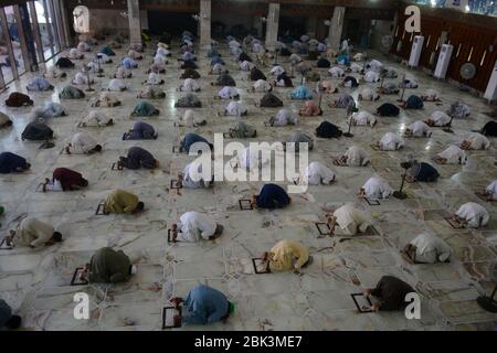 Lahore, Pakistan. Mai 2020. Die Menschen beten am 1. Mai 2020 während des Ramadan in Lahore, Pakistan, in einer Moschee. Kredit: Sajjad/Xinhua/Alamy Live News Stockfoto