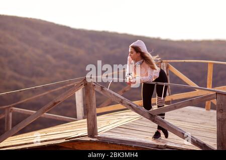 Frau entspannen nach dem Joggen in der Natur Stockfoto