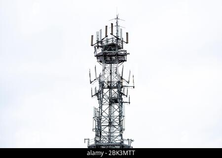 Funkturm auf weißem Hintergrund. Antenne für Mobiltelefone. Stockfoto