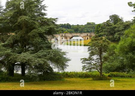 Die Grand Bridge von Vanbrugh im Great Lake von Capability Brown im Blenheim Park im Blenheim Palace, Woodstock, Oxfordshire, England, Großbritannien Stockfoto