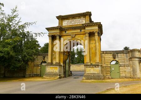 Woodstock Gate to Park, 1723 von Nicholas Hawksmoor im Blenheim Palace, Woodstock, Oxfordshire, England, Großbritannien Stockfoto