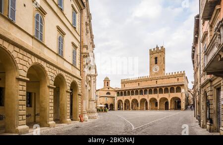 Die dreieckige hauptplatz von Offida Village, eines der schönsten Beispiele der bürgerlichen Architektur des 15.. Jahrhunderts in der Region Marken - Italien Stockfoto