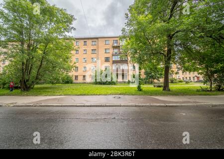 Blick auf die Straße von alten mehrstöckigen Wohnhaus mit Balkonen, billige Vintage Wohngebäude Fassade Stockfoto