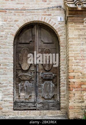 Offida, ein altes Dorf in den Marken von Italien. Eine alte Tür in der Mitte des mittelalterlichen Dorfes von Italien Stockfoto