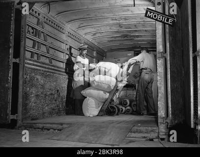 Zwei Arbeiter laden LKW gebunden für Mobile, Alabama, Associated Transport Company, New Orleans, Louisiana, USA, John Vachon, U.S. Office of war Information, März 1943 Stockfoto