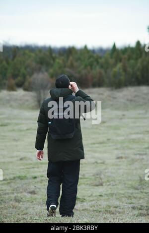 Junge mit Rucksack in der Natur. Stockfoto