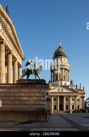 Berlin, Gendarmenmarkt mit Schinkels Konzerthaus (links) und Französischer Dom (rechts) Stockfoto