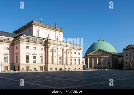 Berlin, unter den Linden, Bebelplatz mit St.-Hedwig-Kathedrale und Staatsoper unter den Linden (links) Stockfoto
