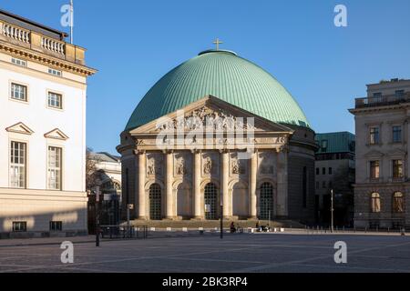 Berlin, unter den Linden, Bebelplatz mit St.-Hedwig-Kathedrale und Staatsoper unter den Linden (links) Stockfoto