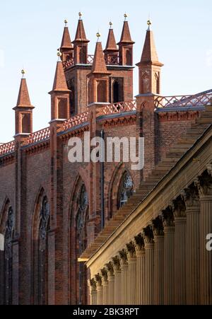 Berlin, unter den Linden, Kolonnaden des Kronprinzenpalais und Friedrichwerdersche Kirche Stockfoto