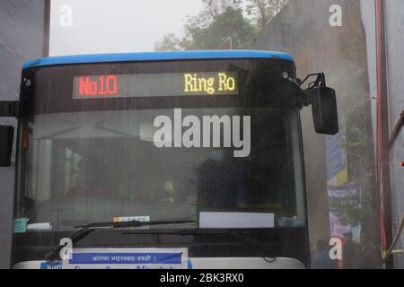 Kathmandu, Nepal. Mai 2020. Ein neu installierter Desinfektionstunnel desinfiziert in einem Fahrzeug am Checkpoint von Kathmandu im Rahmen von Vorsichtsmaßnahmen gegen die Ausbreitung des neuartigen Coronavirus (COVID-19) in Kathmandu. (Foto von Subash Shrestha/Pacific Press) Quelle: Pacific Press Agency/Alamy Live News Stockfoto